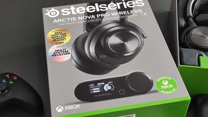Der Packungsinhalt des SteelSeries Arctis Nova Pro Wireless X ist üppig.