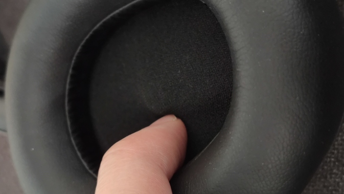 Im Inneren der Ohrmuschel des SteelSeries Arctis Nova Pro Wireless X ist ein Mikrofon angebracht.